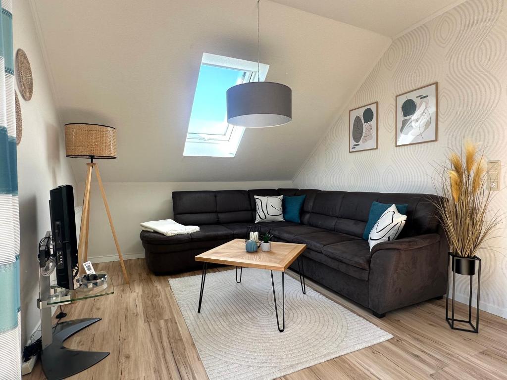 a living room with a couch and a table at Ferienwohnung Glücksklee in Tharandt