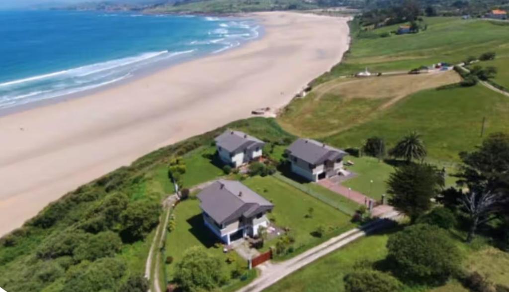 an aerial view of a house next to a beach at Villa Galana Oyambre in Los Llaós
