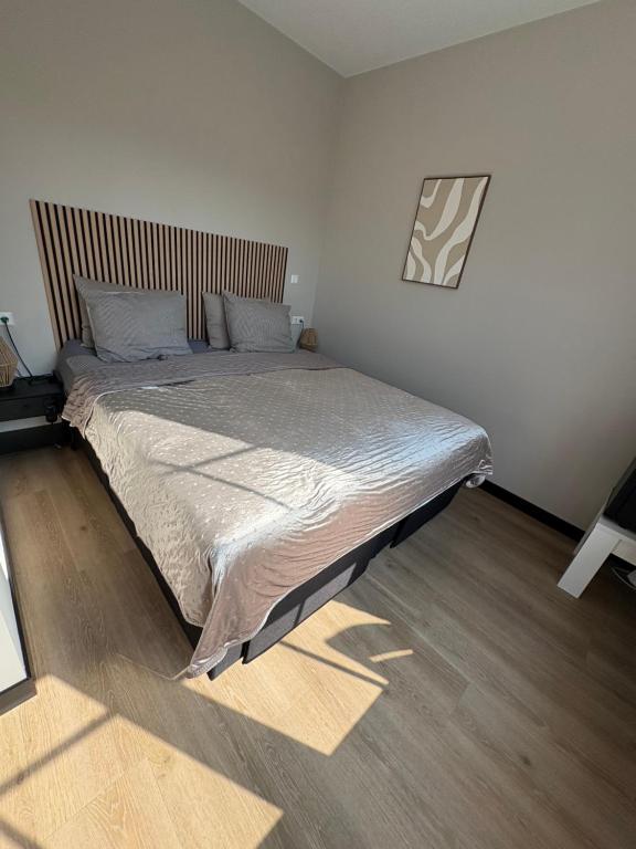 ein Schlafzimmer mit einem großen Bett in einem Zimmer in der Unterkunft Voogdtstraat 7 in Sluis