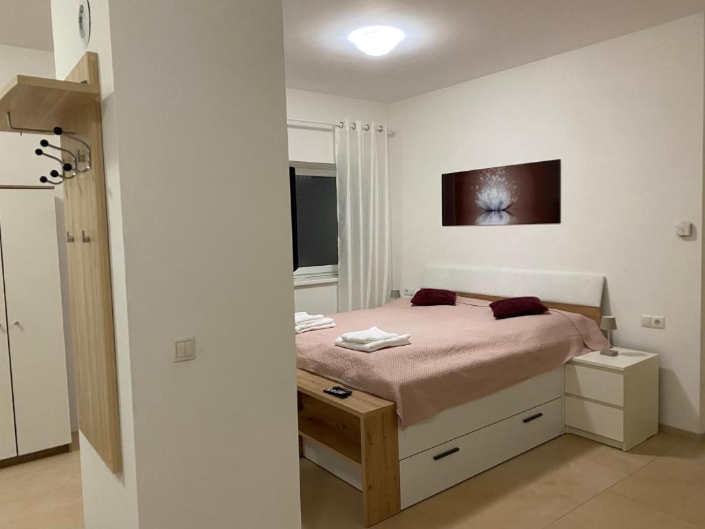 a bedroom with a bed and a mirror at Privat Zimmer Sanela in Payerbach