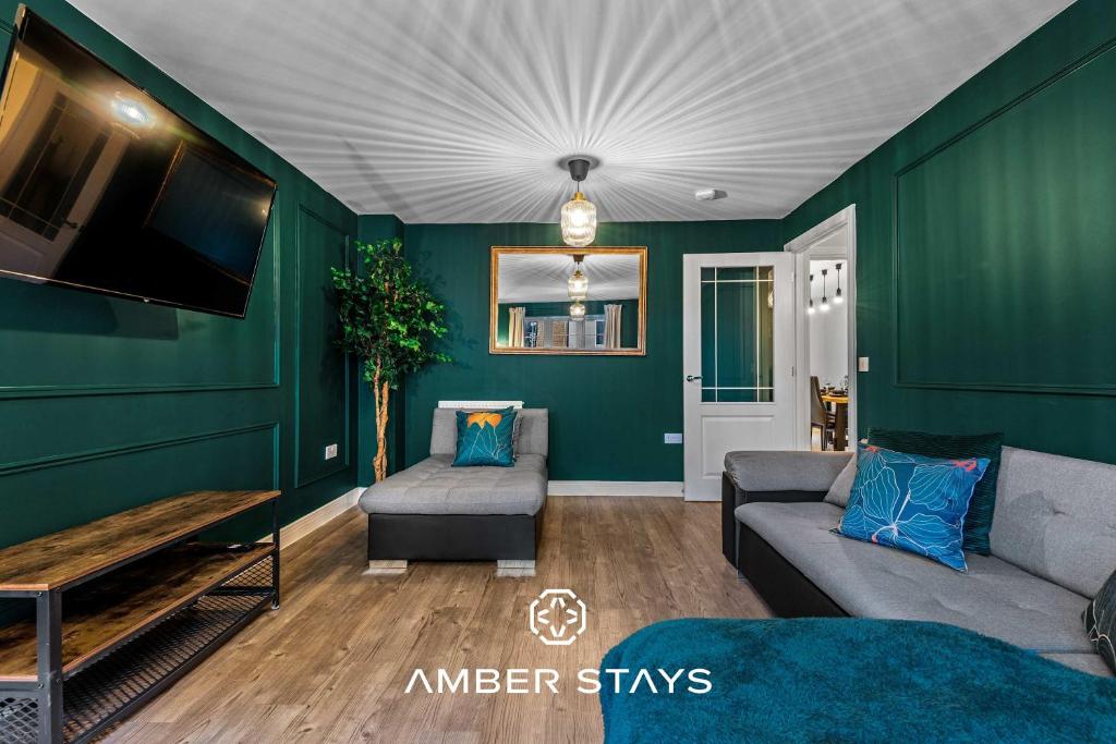 a living room with a green wall at Spacious 5 Bed House in Reading by Amber Stays, Perfect for Business & Contractors, Sleeps 12 in Reading