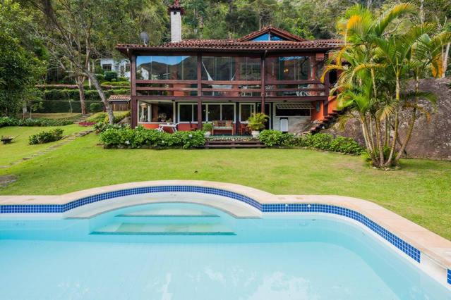 uma casa com piscina em frente a uma casa em PASSAREDO - Casa de Campo Fazenda Inglesa em Araras, Petrópolis