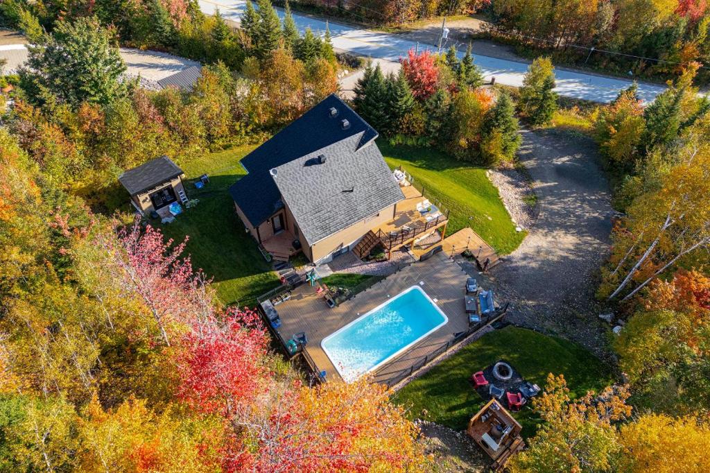 an aerial view of a house with a swimming pool at Käbane Miramar - L'Oasis du Fleuve in Les Éboulements