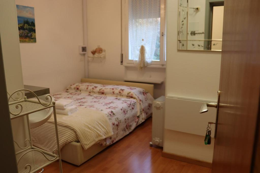 a small bedroom with a bed and a window at Monika Holiday 302 Joy in the lake in Garda