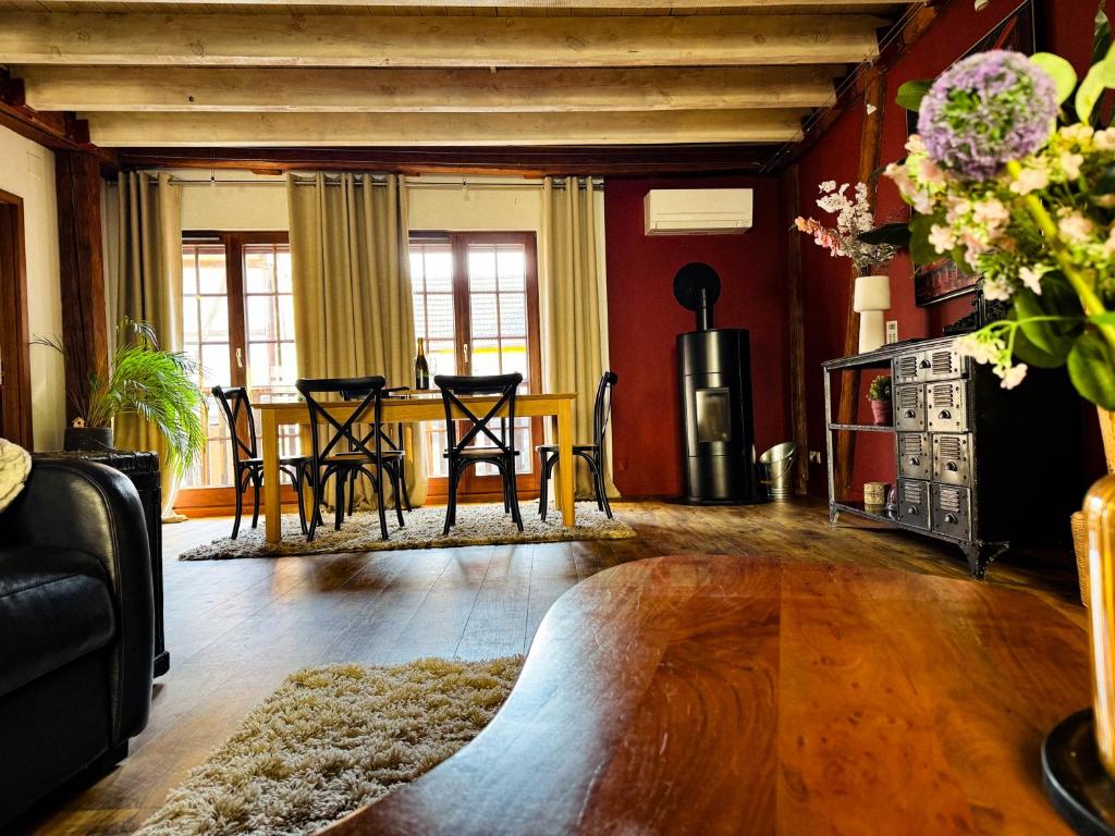 La Maison Rouge Au coeur historique de Riquewihr – photo 6