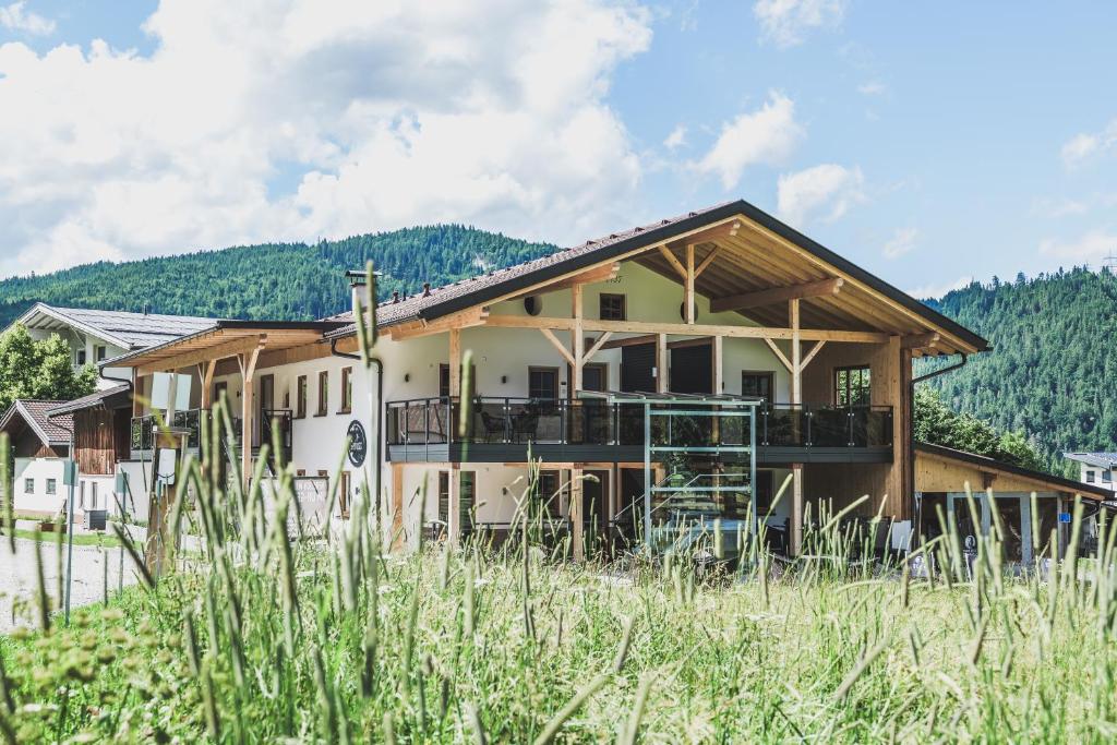 a house with a mountain in the background at Ur-Genuss Lodge mit Wein & Weitblick in Heiterwang