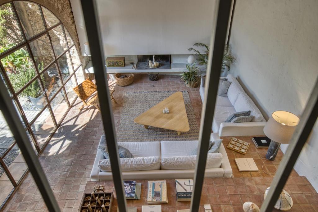 an overhead view of a living room with a couch at Les Hamaques hotel in Viladamat