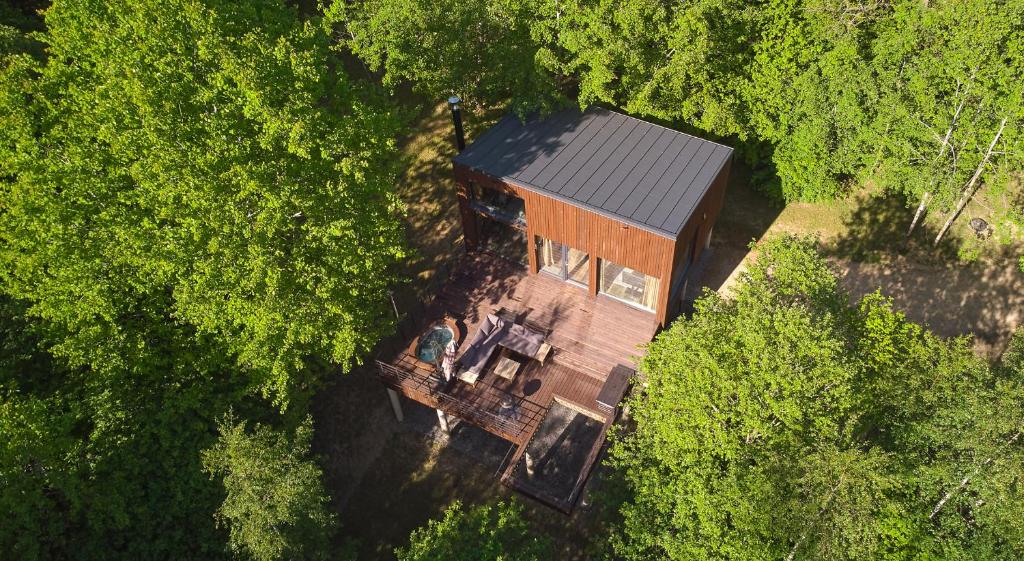 an overhead view of a house in the middle of a forest at Ramiau - su gamta in Kareivonys