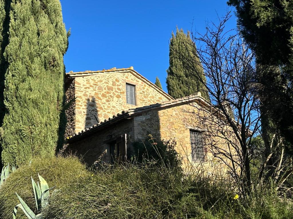 an old brick house with trees in front of it at Villa Amici Apartment in Fontignano