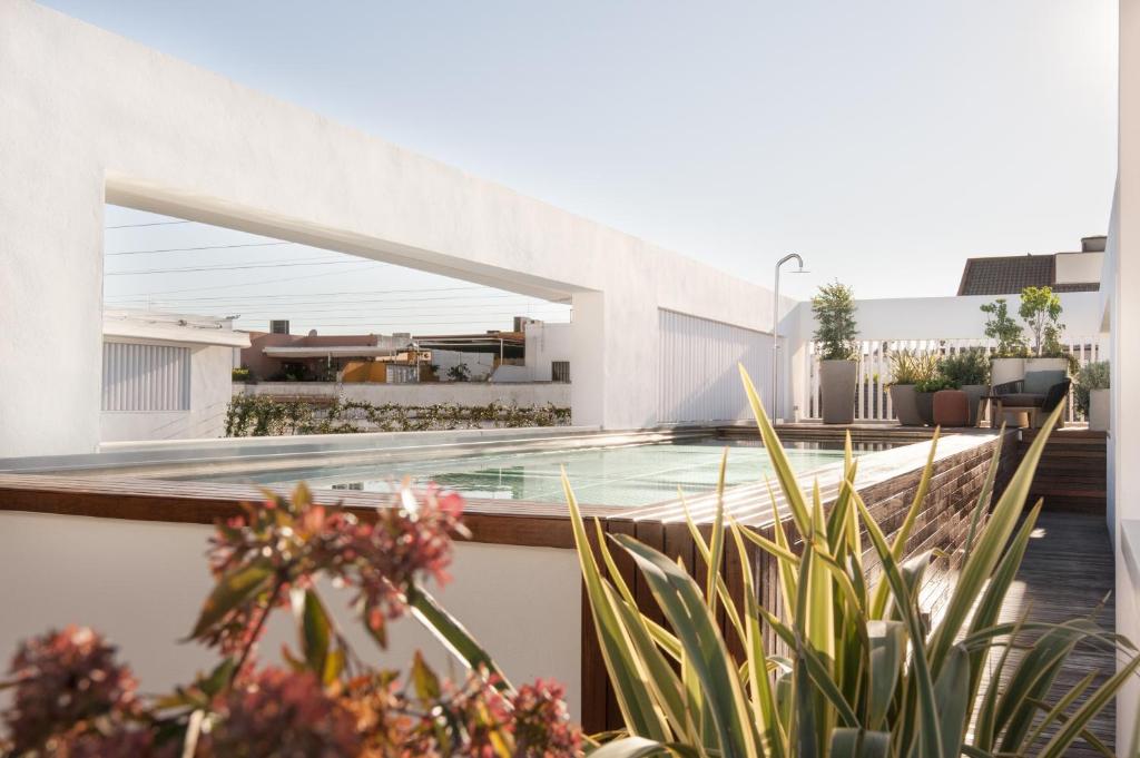 Hotel Mercer Sevilla tesisinde veya buraya yakın yüzme havuzu