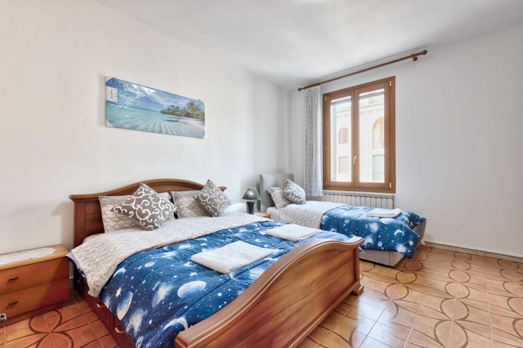 a bedroom with two beds and a window at Venice Vacation in Marghera