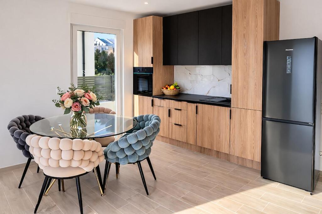 Modern Apartment-close to main beach