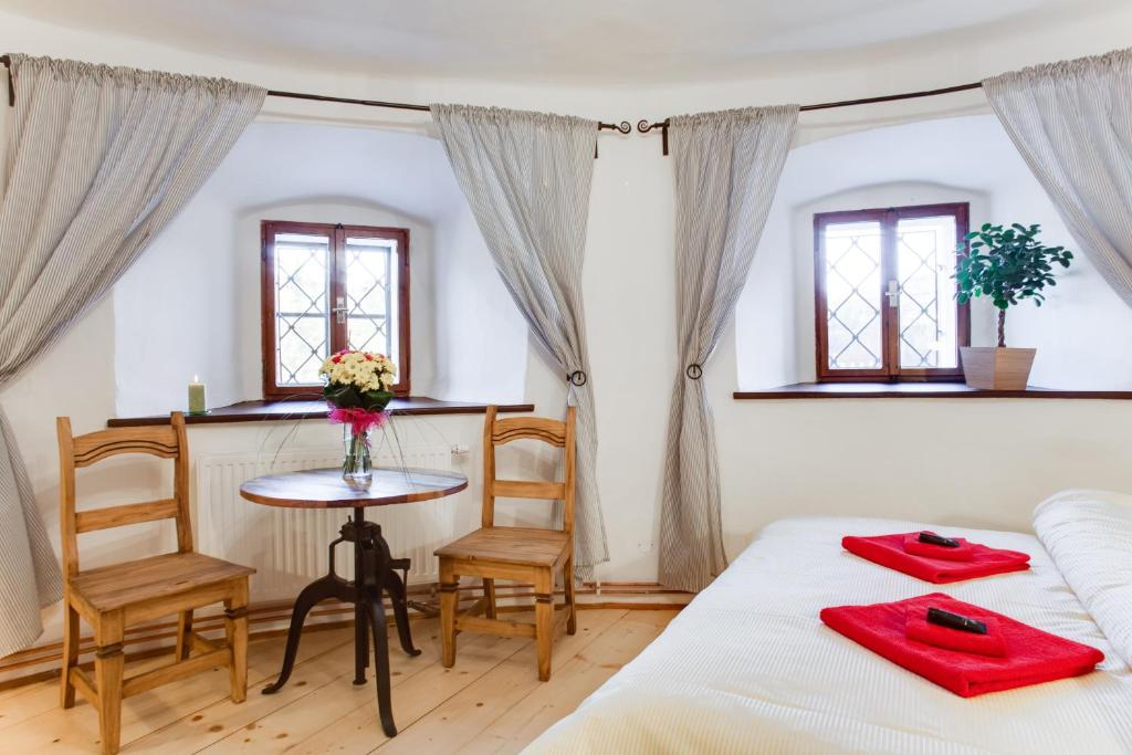 Postel nebo postele na pokoji v ubytování Krumlov Tower