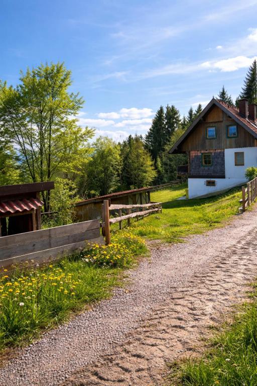 a dirt road in front of a barn at Ferienhaus am Reisberg in Reisberg