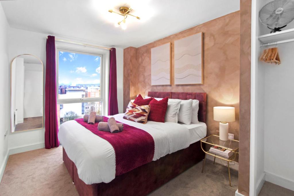 Stylish 2 Bed Apartment in Central Hemel, Parking - Two-Bedroom Apartment With City View