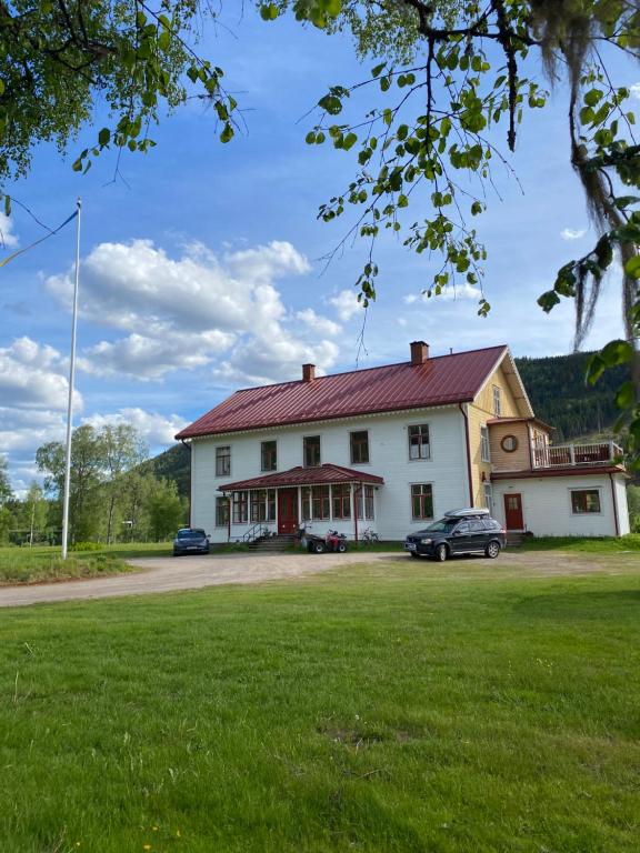 Prästgård med pool & älv