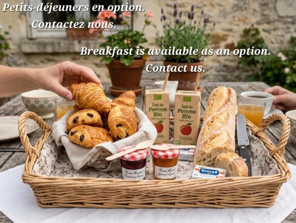 ein Korb mit Brot und Gebäck auf einem Tisch in der Unterkunft La Buguoise in Le Bugue