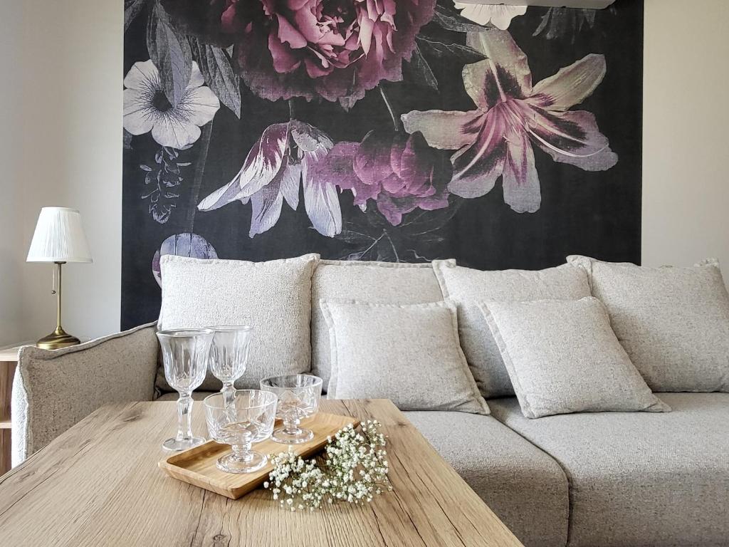 a living room with a couch with glasses on a table at Ostoja Orli Dziób B2 in Kal
