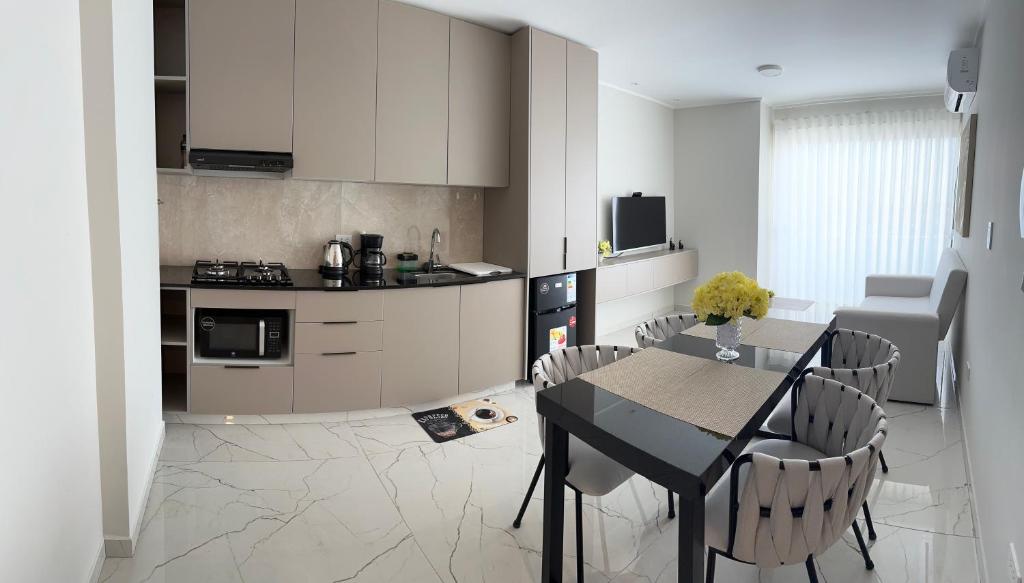 a kitchen and dining room with a table and chairs at Serenity Loft - Confort, Relax y Buena Ubicación in Santa Cruz de la Sierra