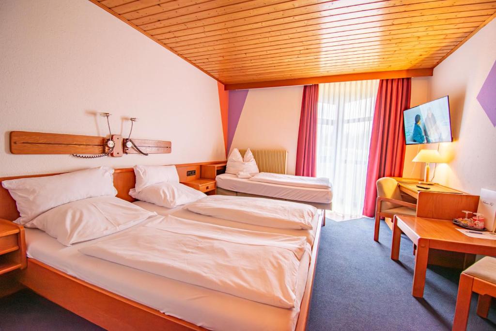 Hotel und Restaurant Nehrener Hof - Triple Room