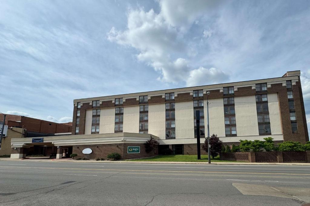 a large building on the side of a street at Quality Inn & Suites Downtown Mansfield in Mansfield
