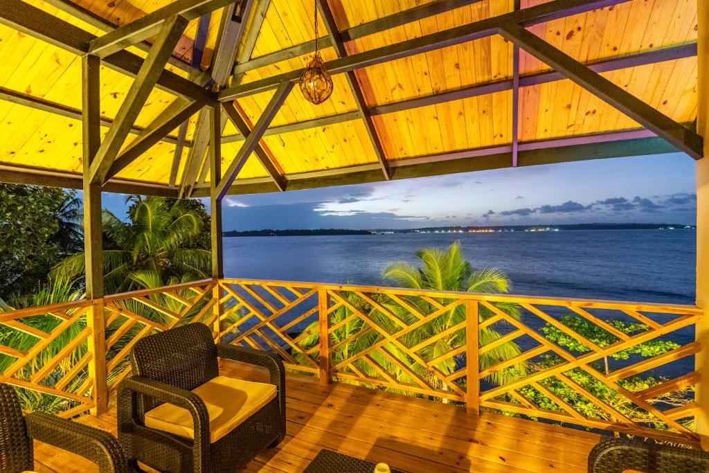 a room with a balcony with a view of the ocean at La Brisa del Mar in Bastimentos