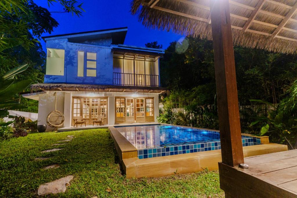 a house with a swimming pool in the yard at Santi Villa Wat Seree in Ko Phangan