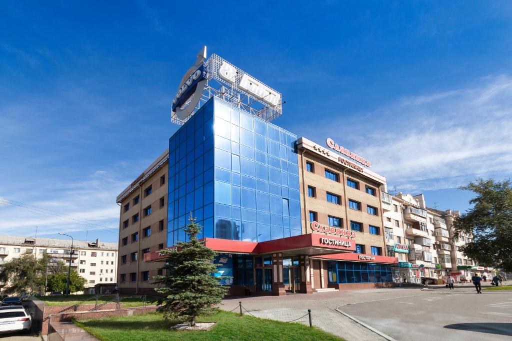 a building with a crane on top of it at Slavyanka Hotel in Chelyabinsk