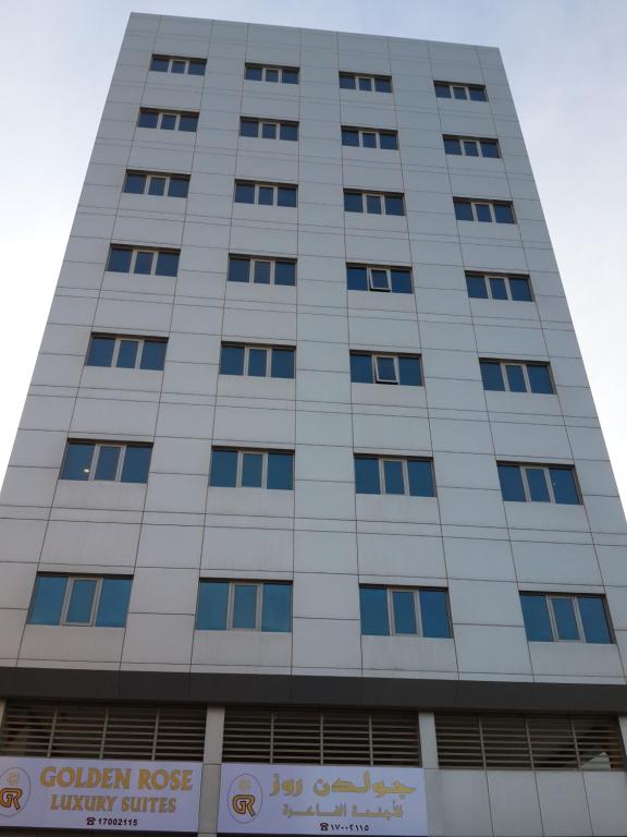 أجنحة غولدن روز الفاخرة (رويال تنفيذي) في المنامة: مبنى طويل مع علامة أمامه