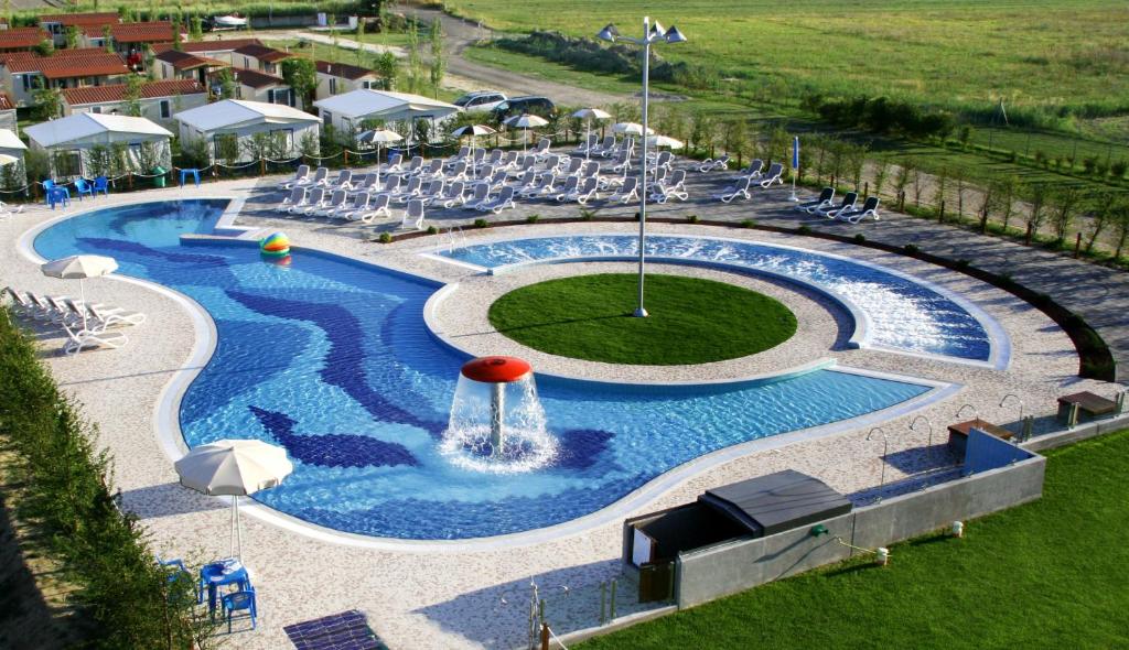 einen Blick über einen Pool mit Springbrunnen in der Unterkunft Villaggio Camping Adria in Casal Borsetti