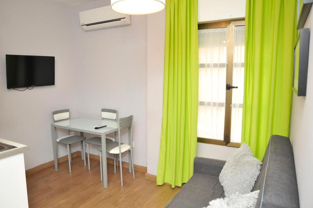 Televízia a/alebo spoločenská miestnosť v ubytovaní Home Granada Trinidad