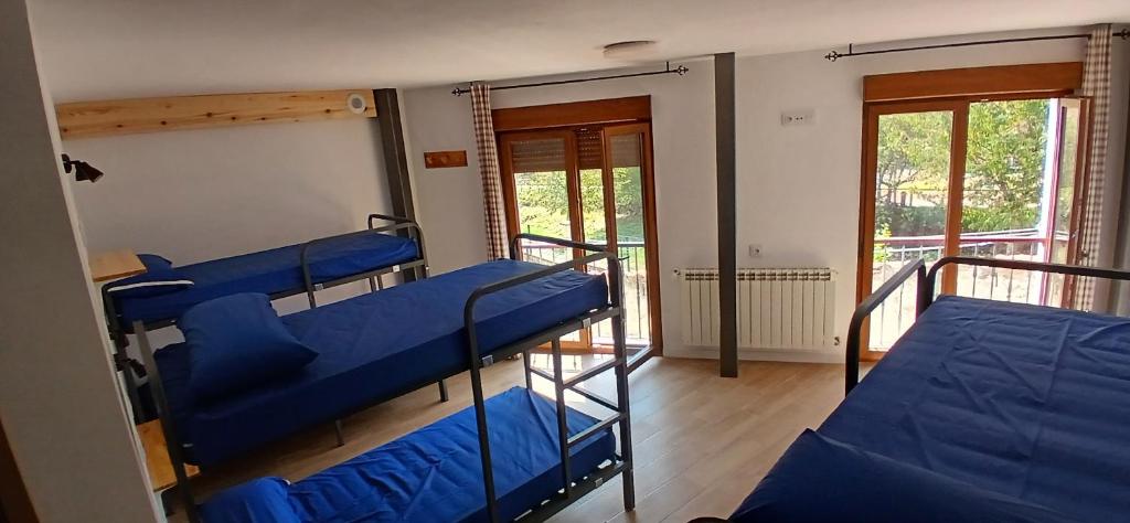 Villa de Salas Alojamientos - Family Room With Private Bathroom