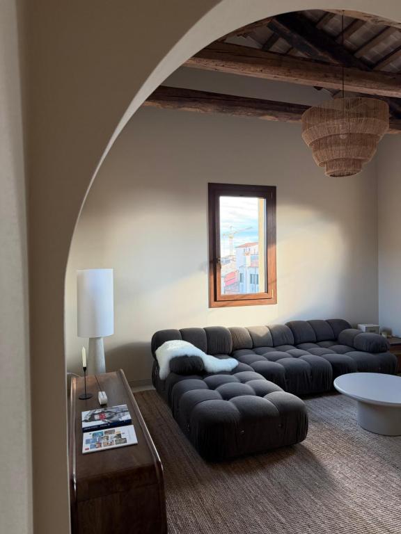 a living room with a couch and a table at Suite Los Arcos in Chioggia
