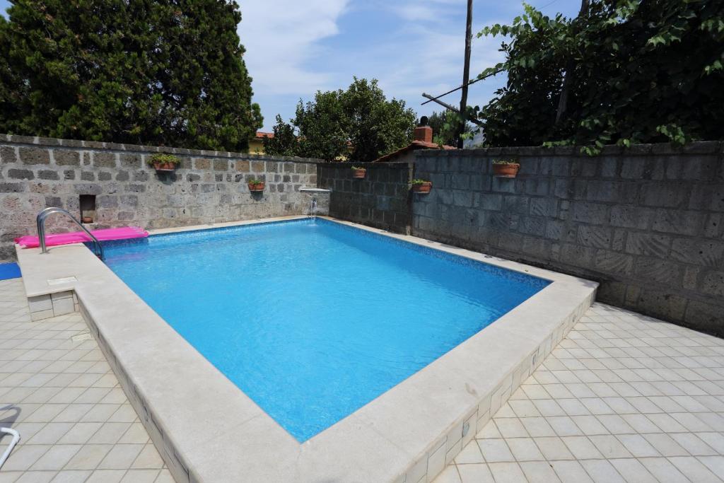 Bazén v ubytování Ambrosio Relais nebo v jeho okolí