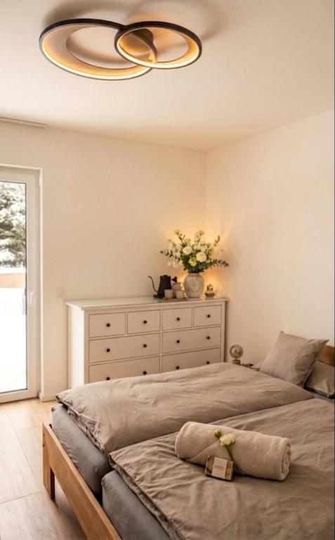 a bedroom with a bed and a ceiling fan at Gästeunterkunft Bergzauber - Frühstück möglich in Scheibenberg