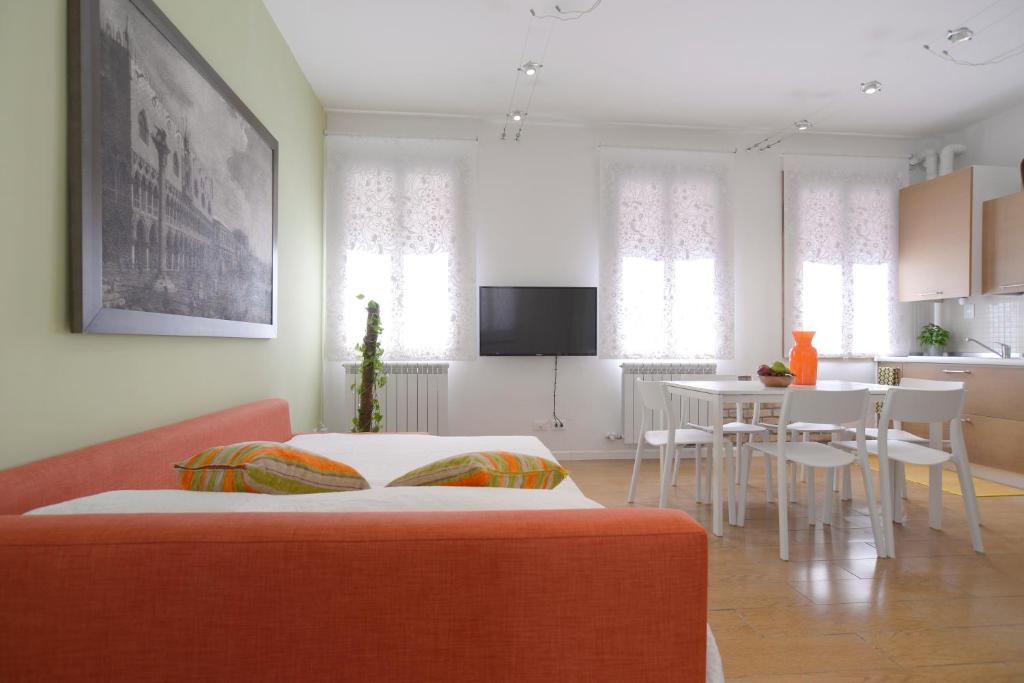 Televízia a/alebo spoločenská miestnosť v ubytovaní Venice Murano Flat
