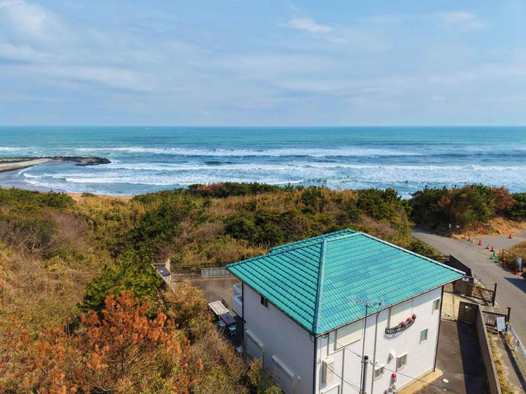 an overhead view of a building with a blue roof at パーティーができるビーチハウス海まで1分一棟貸切Qiao105屋外犬可 in Hokota