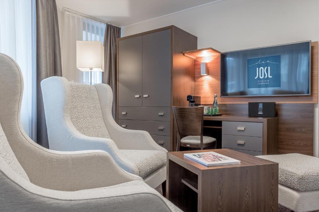 Телевизор и/или развлекательный центр в Josl Mountain Lounging Hotel - Adults only!