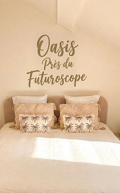 a bedroom with a bed with a kissipsips day fructiveness sign on at Oasis proche du Futuroscope in Saint-Cyr