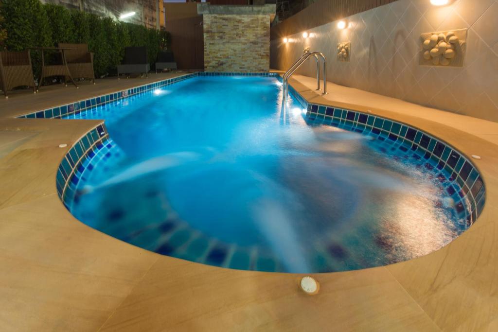 Bazén v ubytování Mhonsa Hotel nebo v jeho okolí