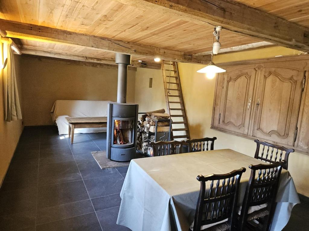 a kitchen with a table and a stove in a room at Lu Stâve in Stoumont