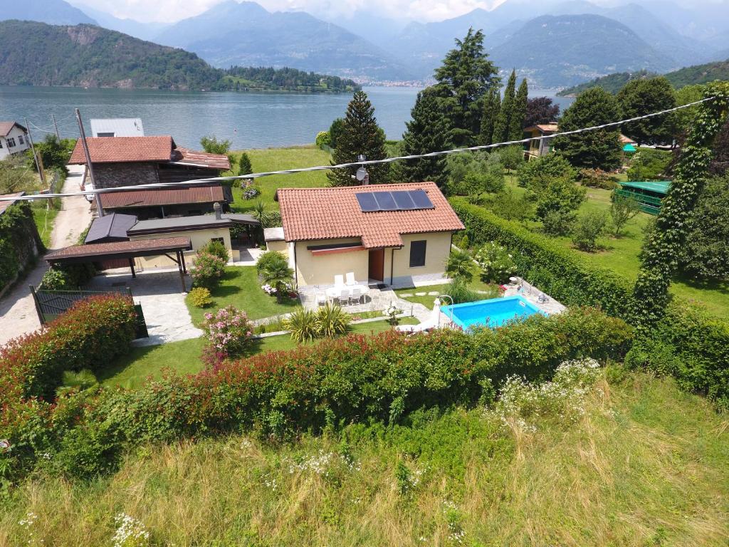 ein Haus mit einem Solardach und einem Pool in der Unterkunft Casa Favorita in Colico