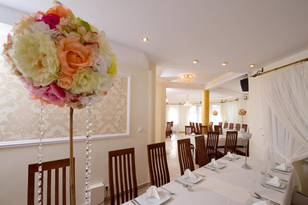 Reštaurácia alebo iné gastronomické zariadenie v ubytovaní Hostel & Restauracja Santorini