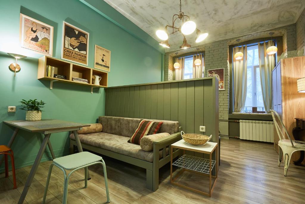 sala de estar con sofá y mesa en Mogol Apartments, en San Petersburgo