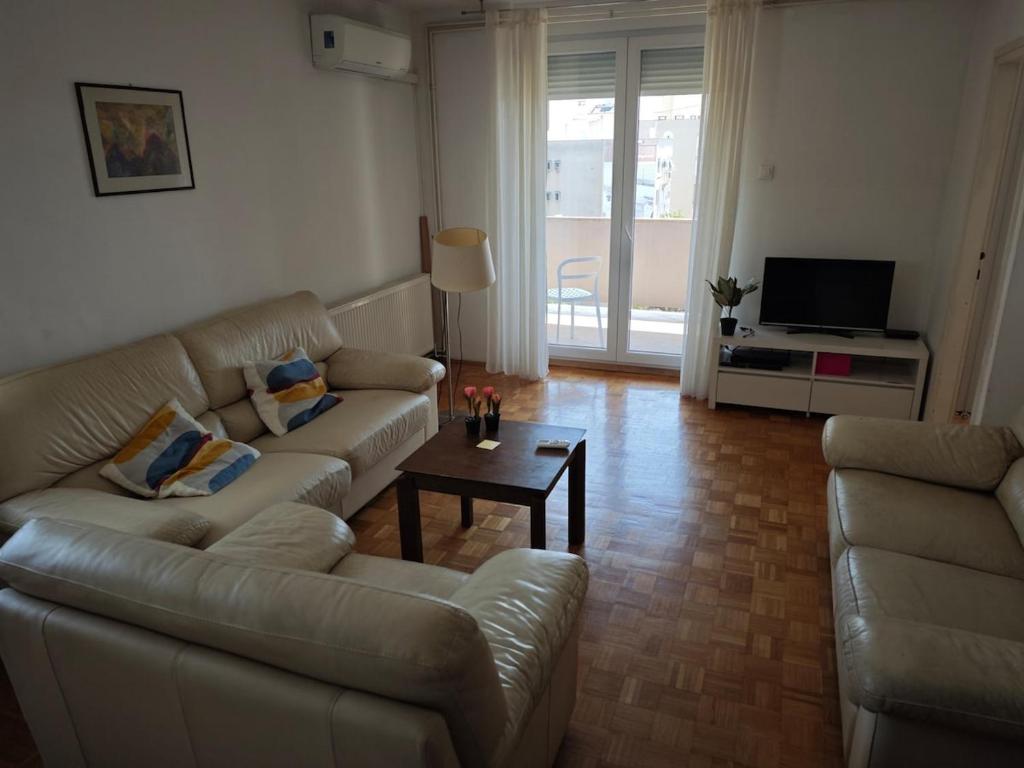 Spacious Apartment Near Center, Beach & Bus