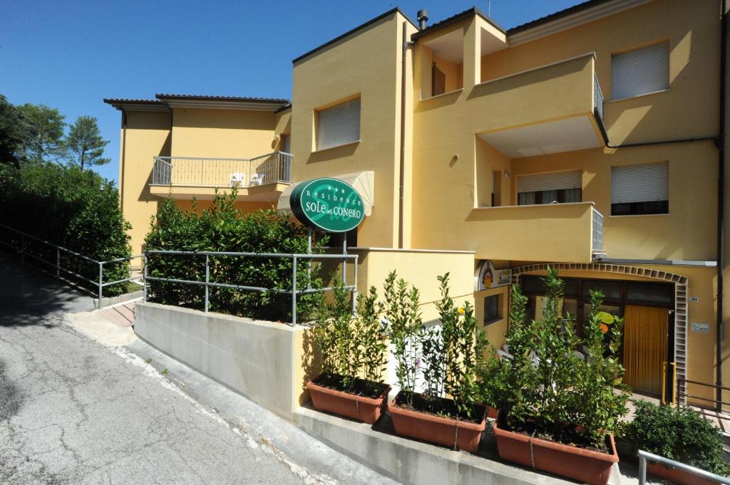 un edificio con un cartello di fronte di Residence Sole del Conero ad Ancona