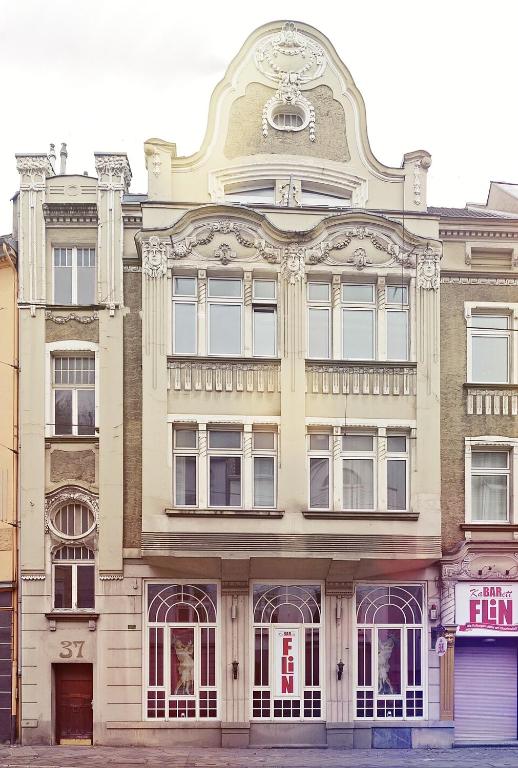 a large building with a lot of windows at Le Relais - Appart'Hotel in Düsseldorf