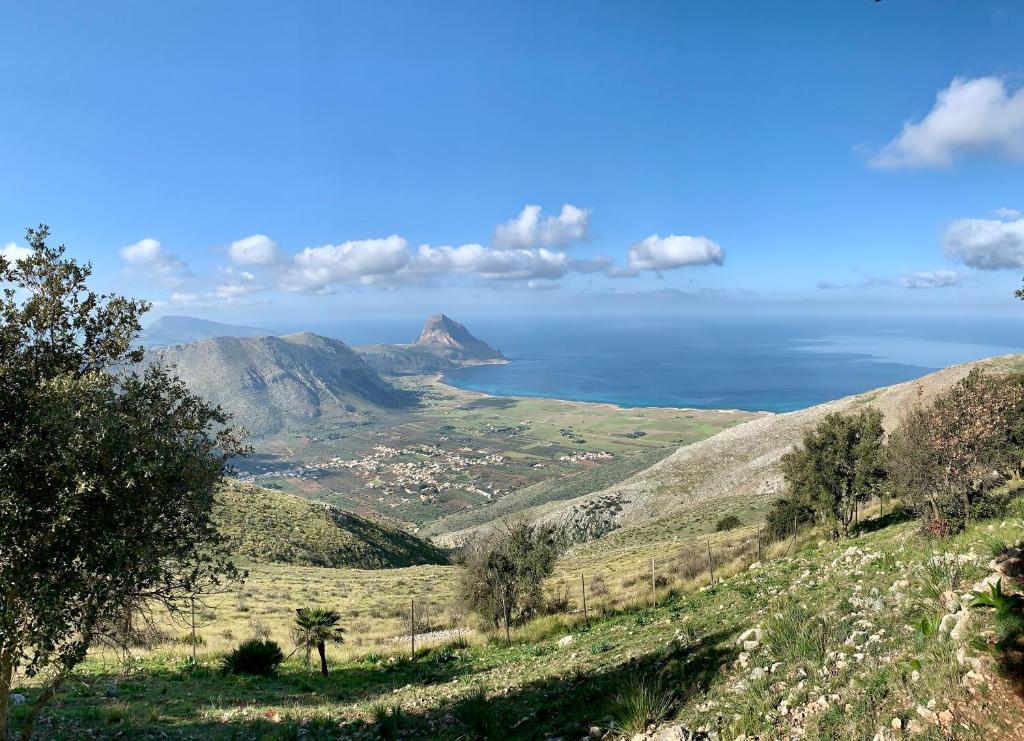 a view of the ocean and a mountain at casa Vincenzo in Castelluzzo
