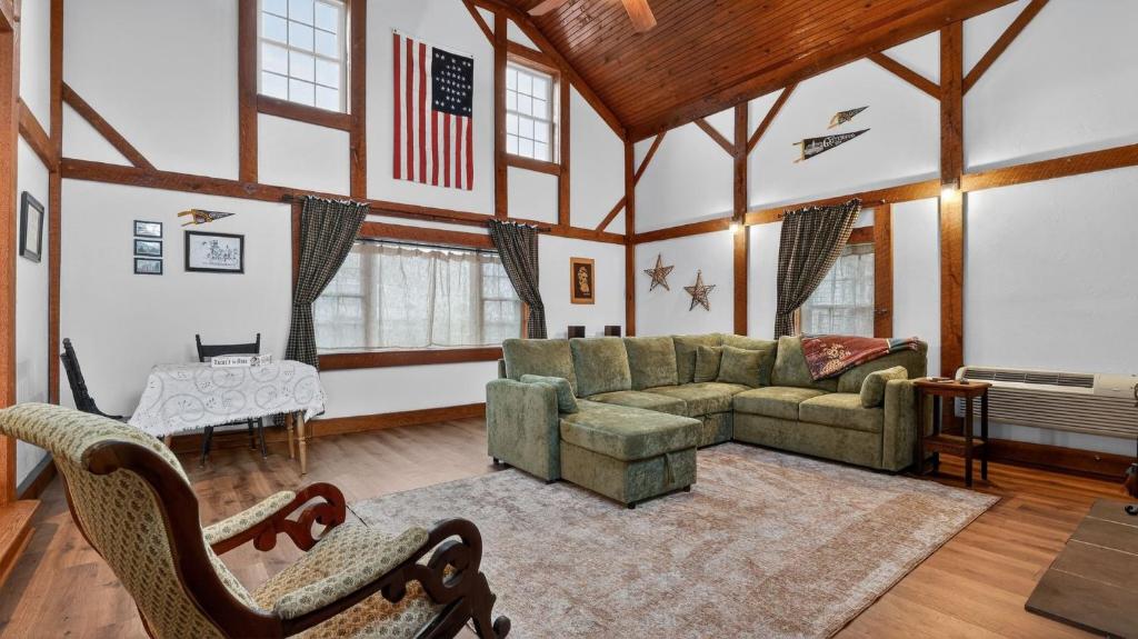a living room with a green couch and chairs at Victory View in Gettysburg