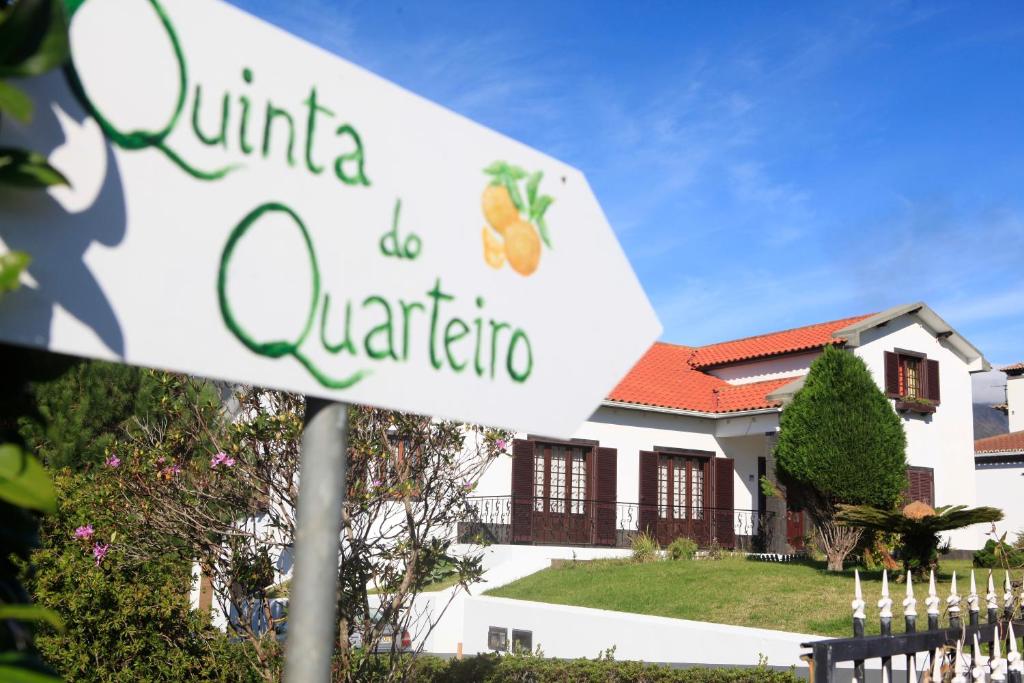 um sinal em frente a uma casa em Quinta do Quarteiro em Povoação